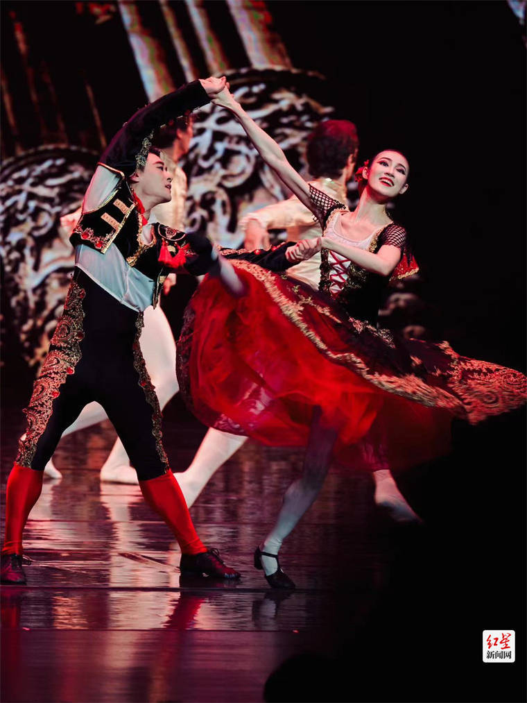 重要助攻首场状态出色，法国队观众沸腾！，Karsa重返赛场观众掌声雷动(最好的防守是进攻是谁说的)