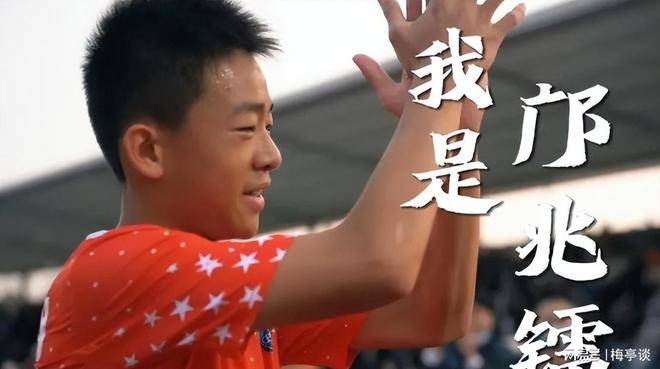 莱万多夫斯基连续三场比赛得分超过反败为胜，巴塞罗那不断突破！引发球迷热议的简单介绍