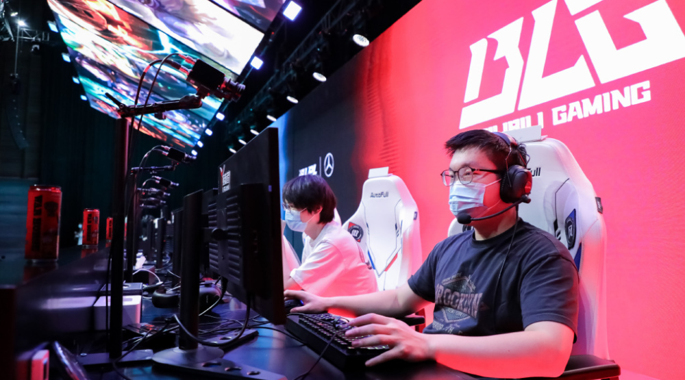 熊猫直播-Rookie回归赛场，势不可挡首场状态亮眼，DWG观众沸腾！的简单介绍